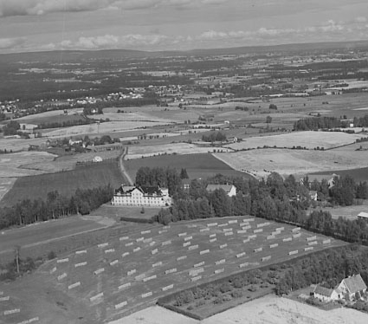 Widerøes Flyveselskap A/S, JØNSBERG LANDBRUKSSKOLE, FLYFOTO