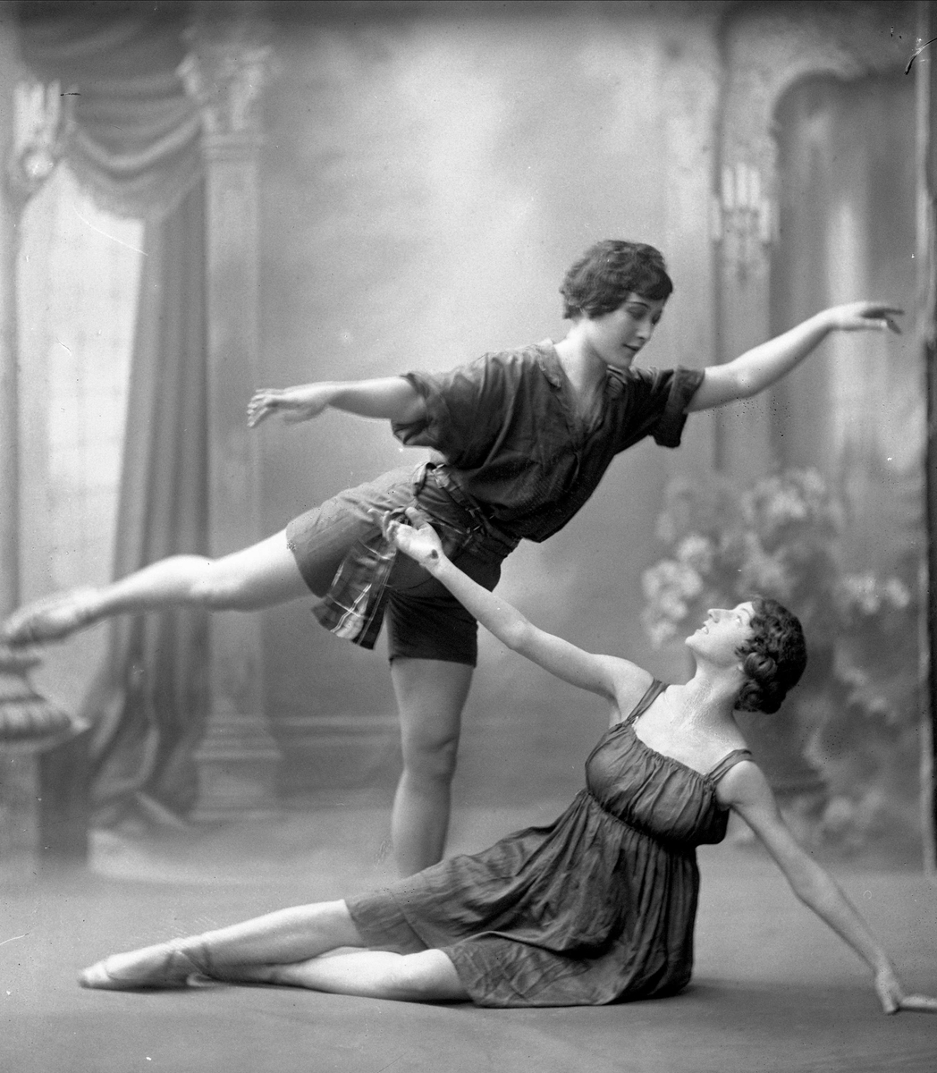 Gustav Borgen, Gruppeportrett, to ballettdansere. Frøken Warhuus.