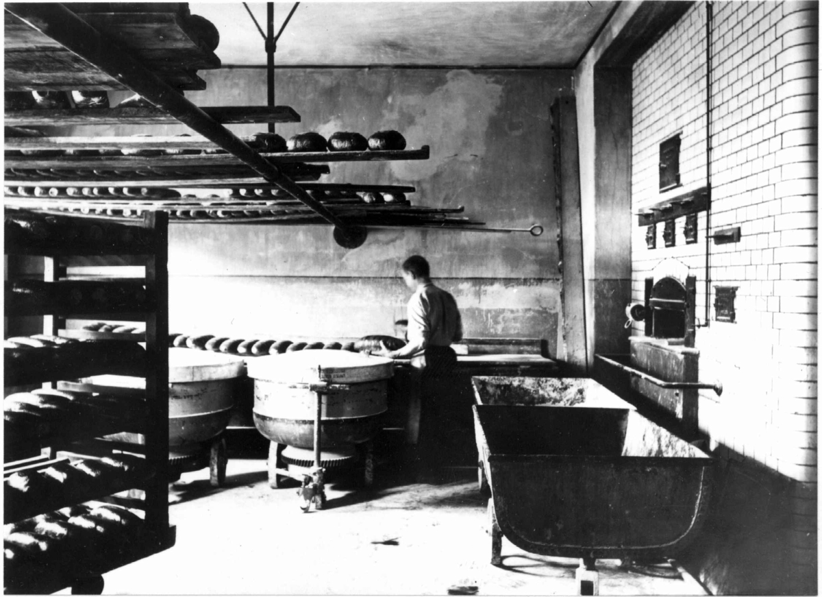 Narve Skarpmoen, A. Hansens Bakeri, Bogstadveien 54, Oslo, 1915. Interiør, 3.etasje, med baker i arbeid.