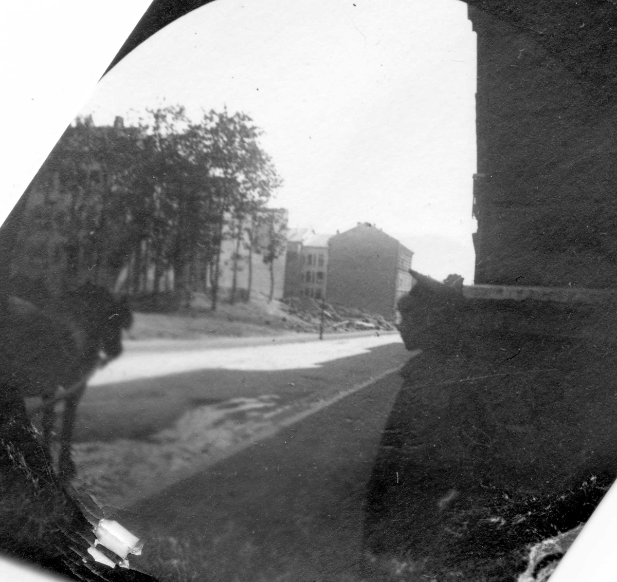 Fredrik Carl Mülertz Størmer, Lita jente står ved husvegg i Huitfeldtsgate, Oslo. Hest i gata. Bygårder.