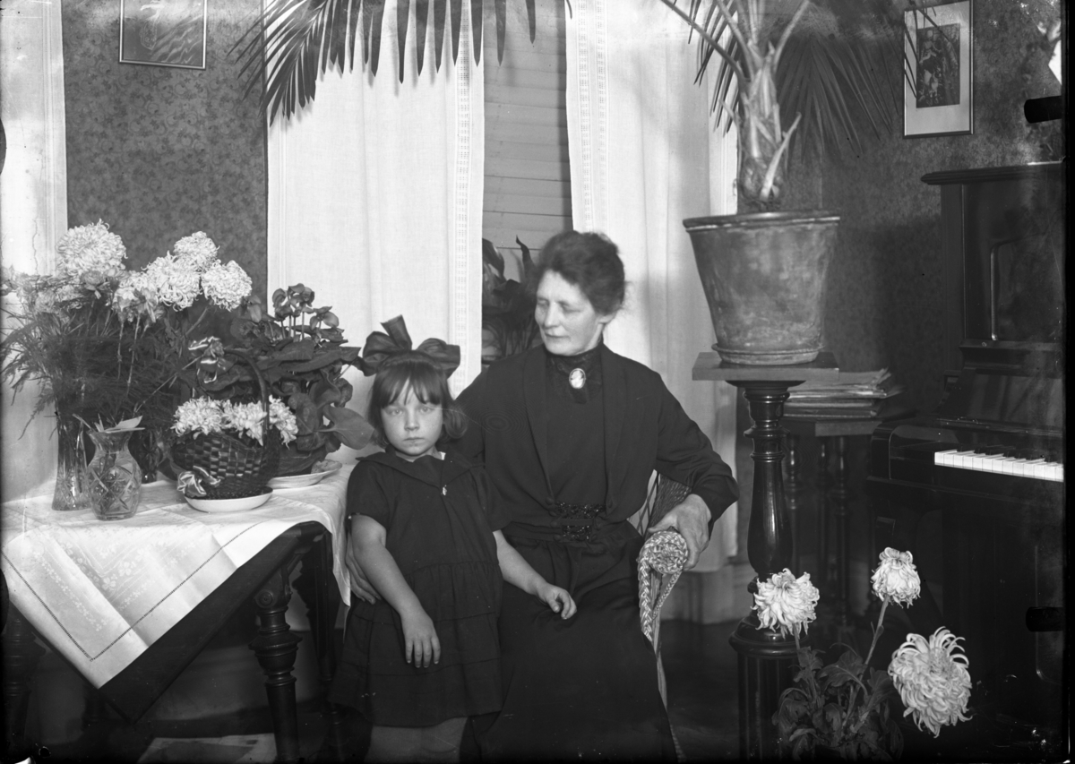 Calla Helena Sundbeck, Most likely Anna Rythén, her home, with unknown girl.