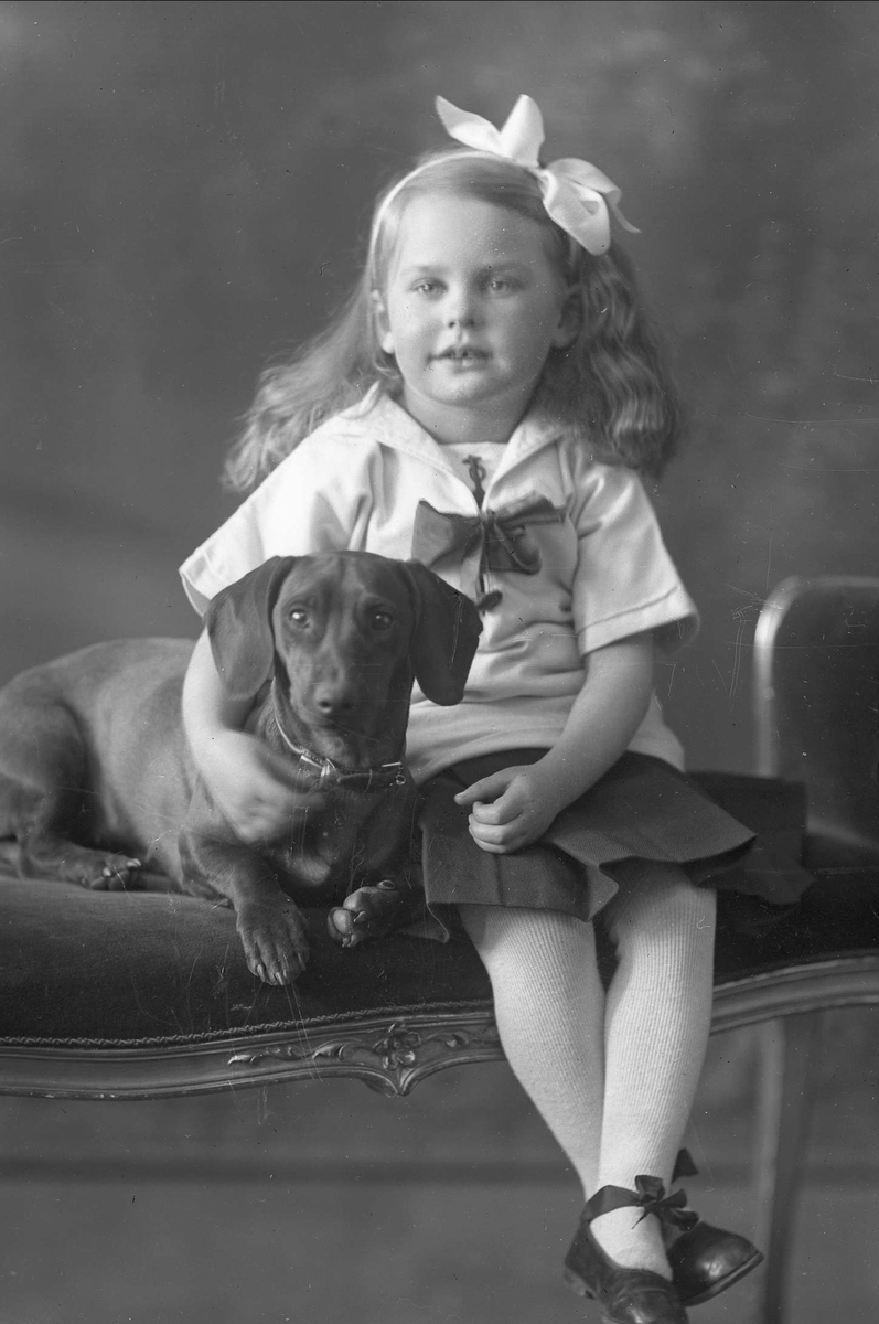 Gustav Borgen, Gruppeportrett, ung pike i matrosdrakt, med liten hund. Dachshund.