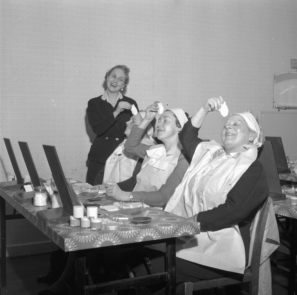 Örebro Kuriren, Makeupskola på Contan. Januari 1956.