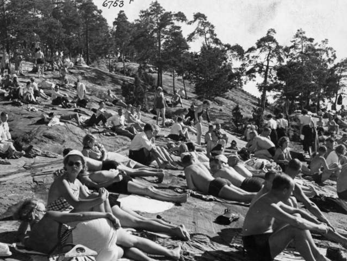 Anders Beer Wilse, Strandliv med badegjester som soler seg på svaberget ved sjøen på Ingierstrand bad utenfor Oslo.
