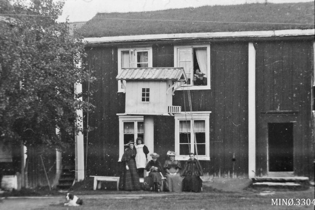 Jo Øvergaard, Utsnitt av bolighuset, inne i gårdsplassen, personer i bakgrunn