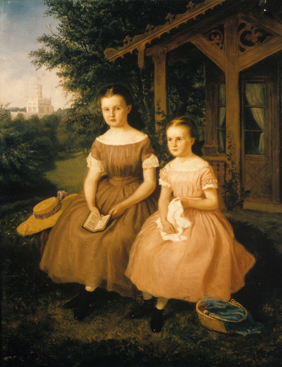 Unknown artist, Avfotografering. Portrett av søstrene Ingeborg og Thea Meyer foran dukkestuen "Heia", malt av Adolph Tidemand i 1855. Dukkestuen stod opprinnelig i Drammensveien 107 i Oslo, nå på Norsk Folkemuseum.