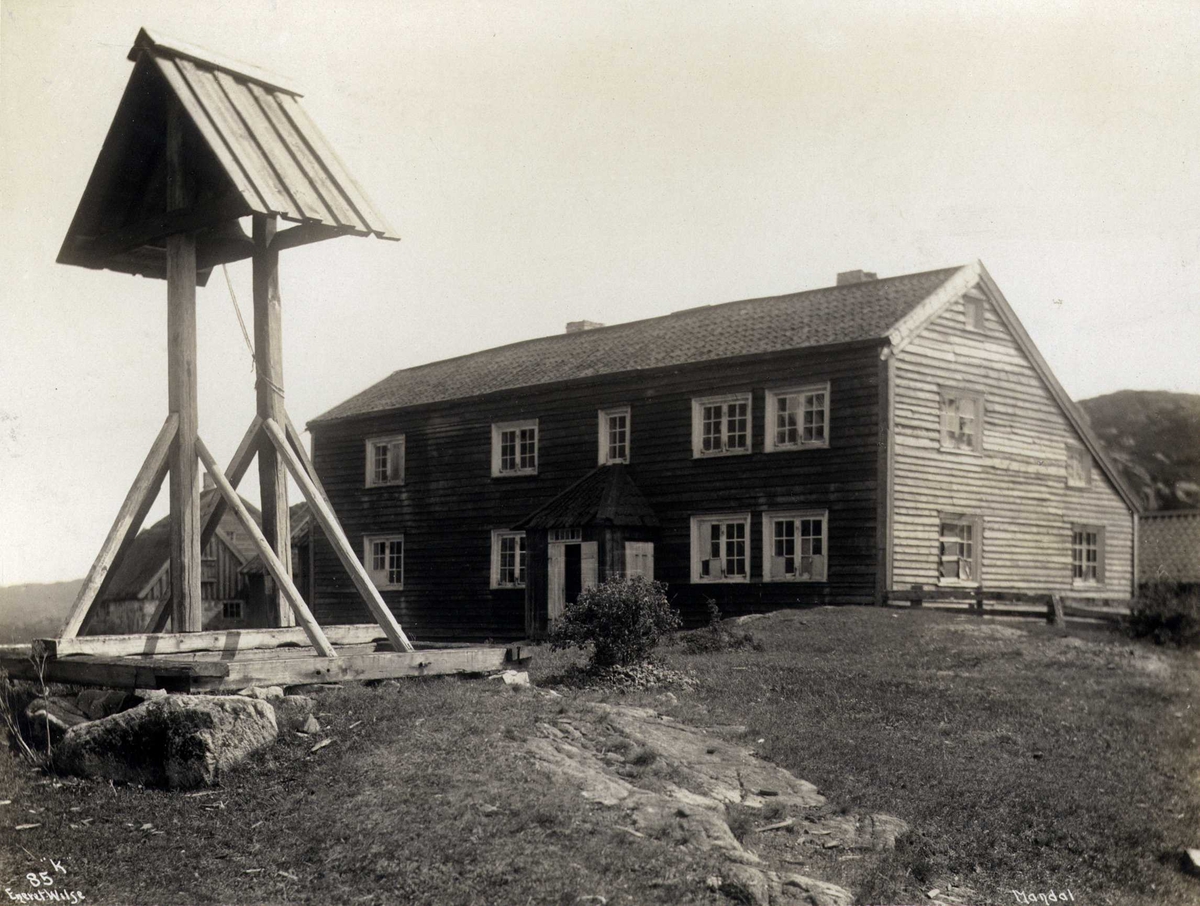 Anders Beer Wilse, Trehus, ant. Gismerøya, Mandal, Vest-Agder. Fotografert 1912. Klokketårn i forgrunnen.