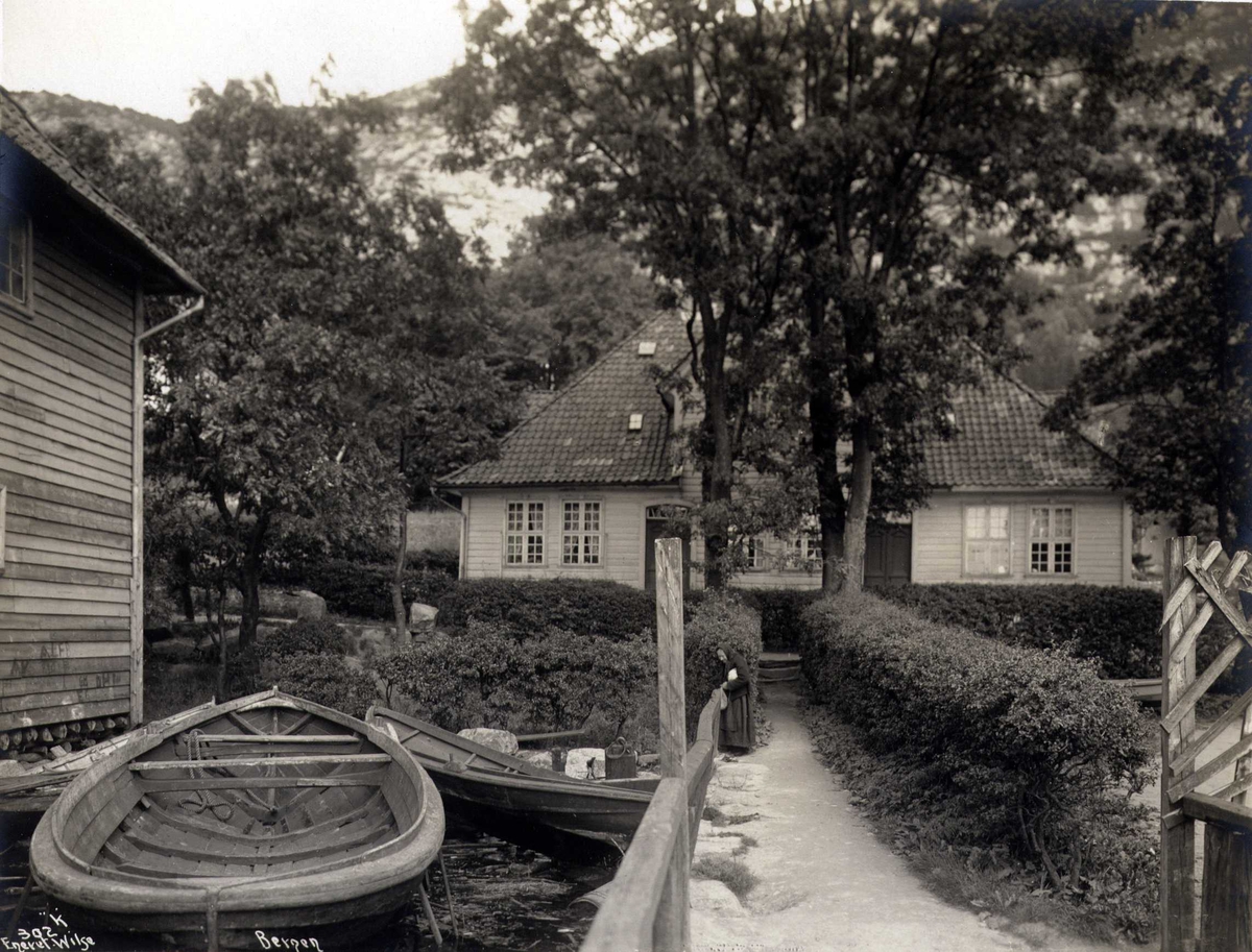 Anders Beer Wilse, Trehus med robåter i forgrunnen, Sandviken, Bergen, Hordaland. Fotografert 1912.