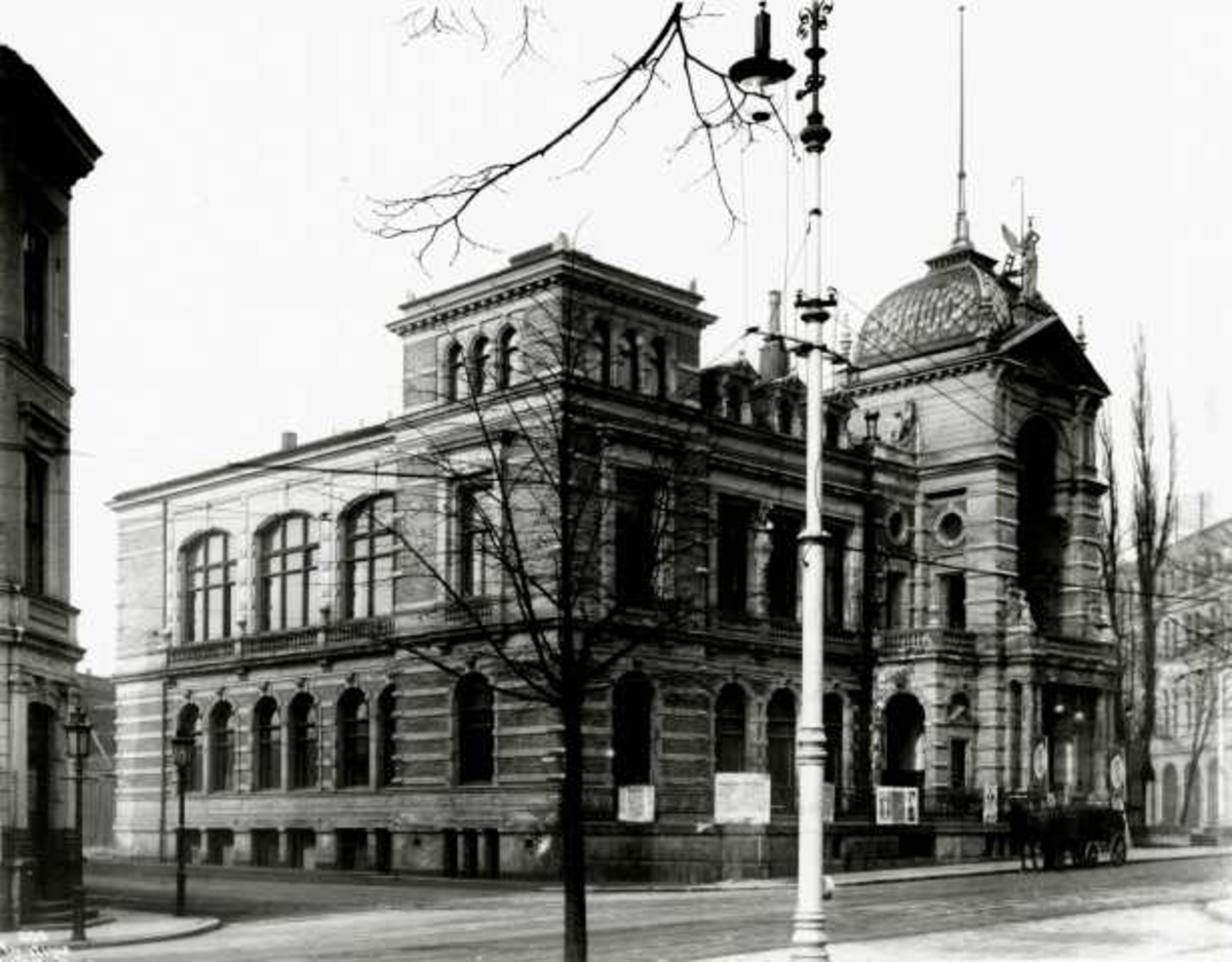 Anders Beer Wilse, Tivoli, Stortingsgata 20, Oslo 1902. Gatebilde, med hestevogn foran bygningen.