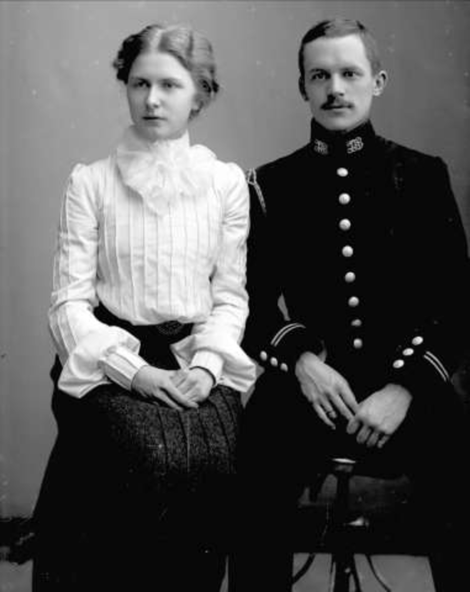 Gustav Borgen, Gruppeportrett, ektepar, hun i lys drakt, han i uniform som løytnant. Løytnant A. Andersen.