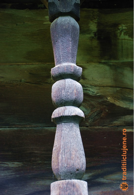 Romanian community, Detaliu stâlp, biserica de lemn din Ticu Colonie, jud. Cluj
