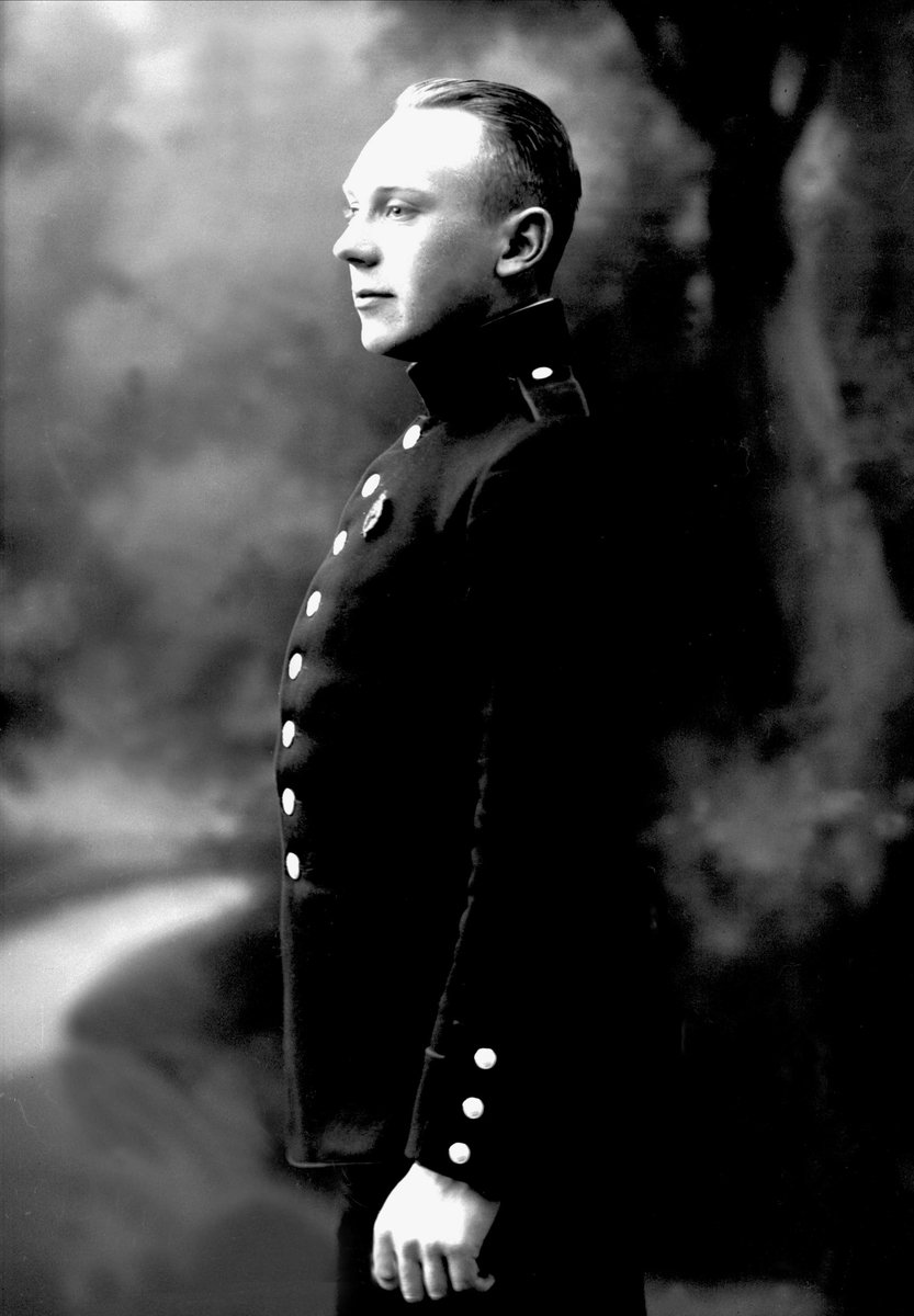 Gustav Borgen, Portrett, mann i kadettuniform.