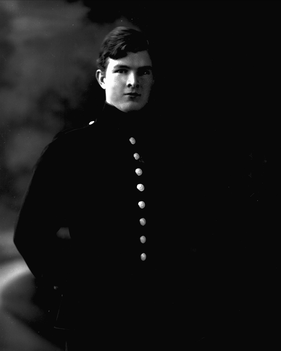 Gustav Borgen, Portrett, mann i kadettuniform.