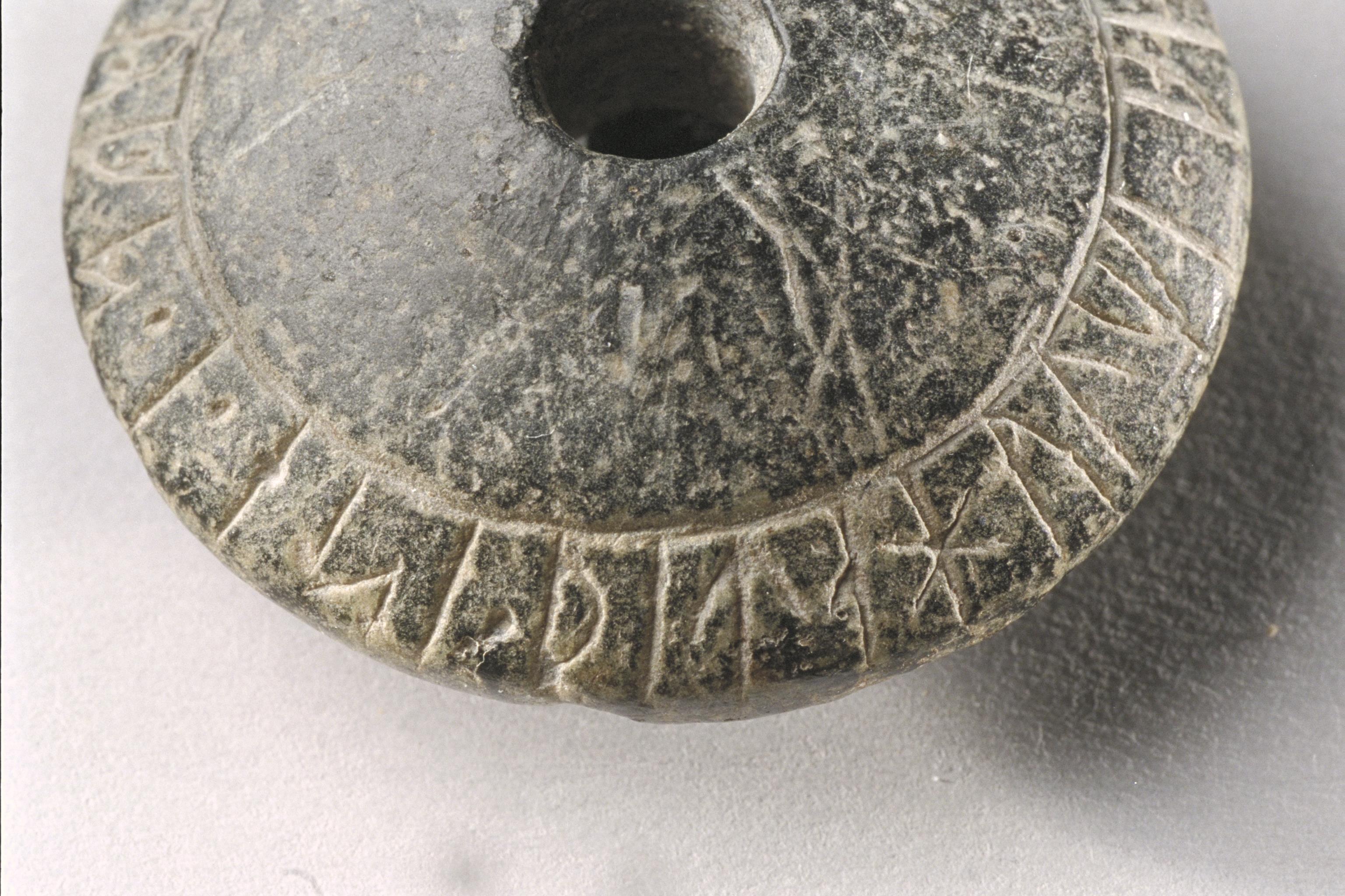 Bengt A Lundberg, SL0064 Sländtrissa med runor