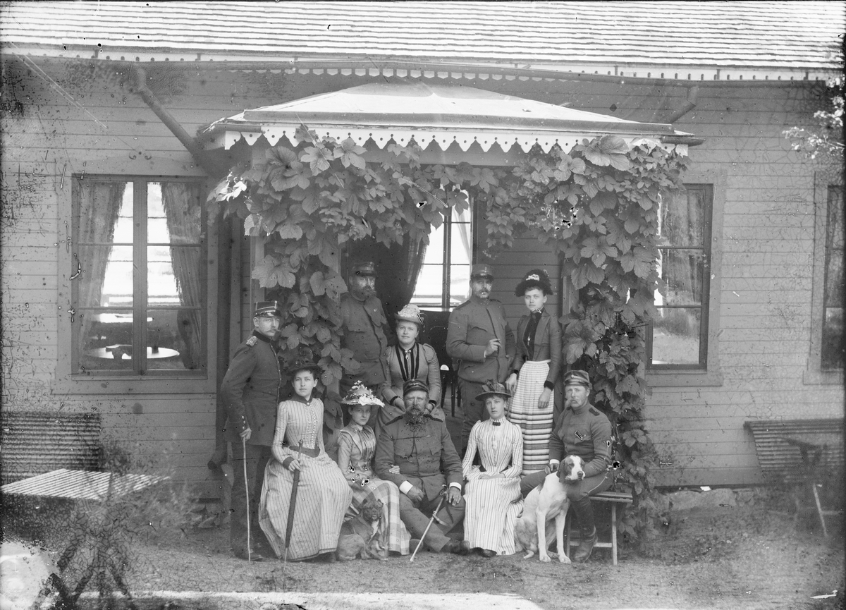 Henri Osti's Fotografiateliér, "Officerare med damer", Marma läger, Älvkarleby socken, Uppland före 1914
