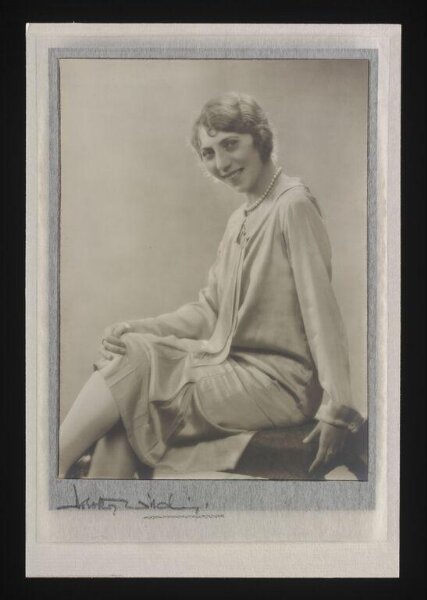 Wilding, Dorothy, Camilla Feo
