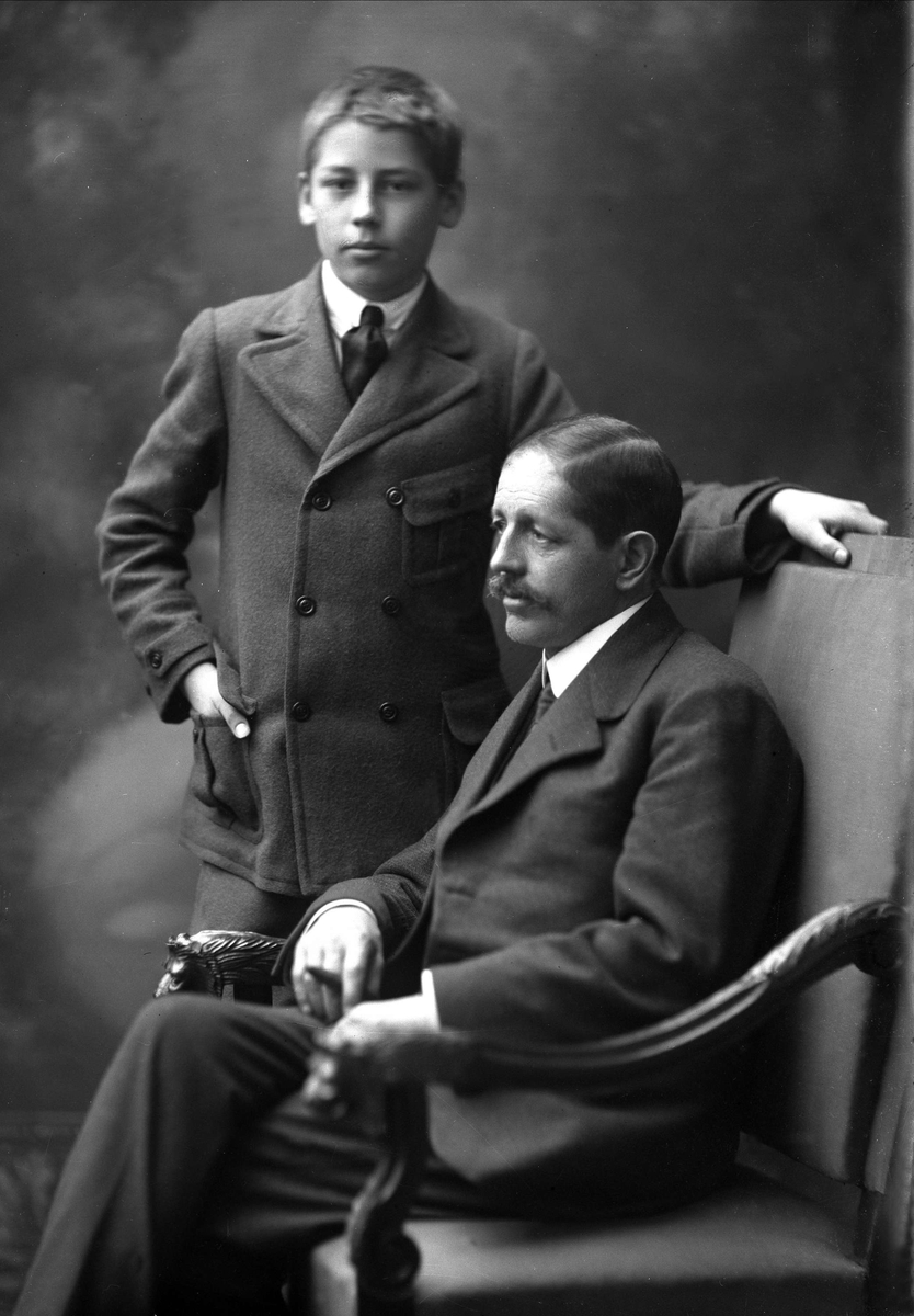 Gustav Borgen, Gruppeportrett, far og sønn. Grosserer Henry Fricke.