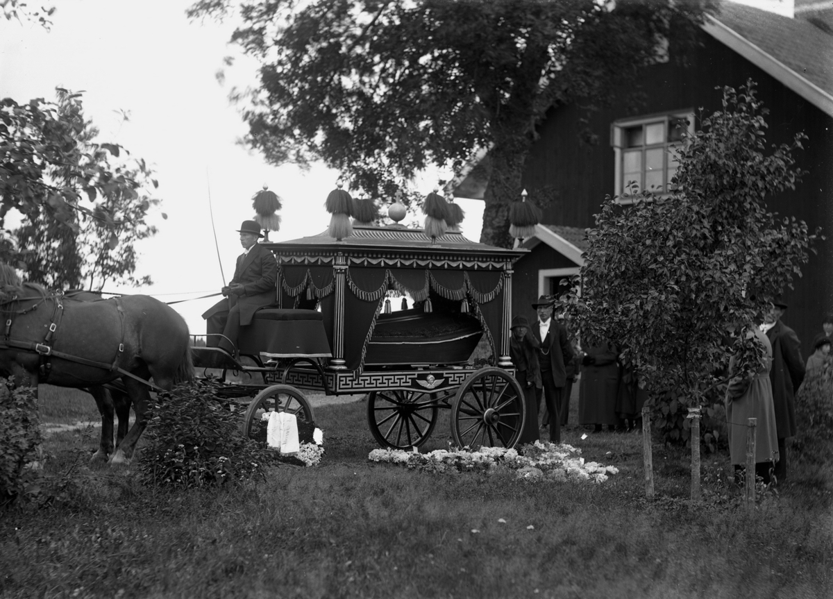 Gustaf Ferdinand Hallberg, Begravning, likkista i vagn dragen av hästar.