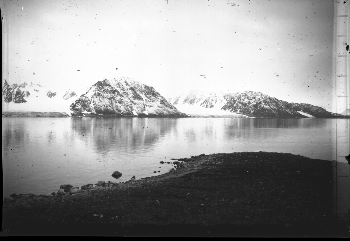 Nils Strindberg, Från Albertöns järnkors mot Frambreen till vänster och Sellströmbreen till höger.