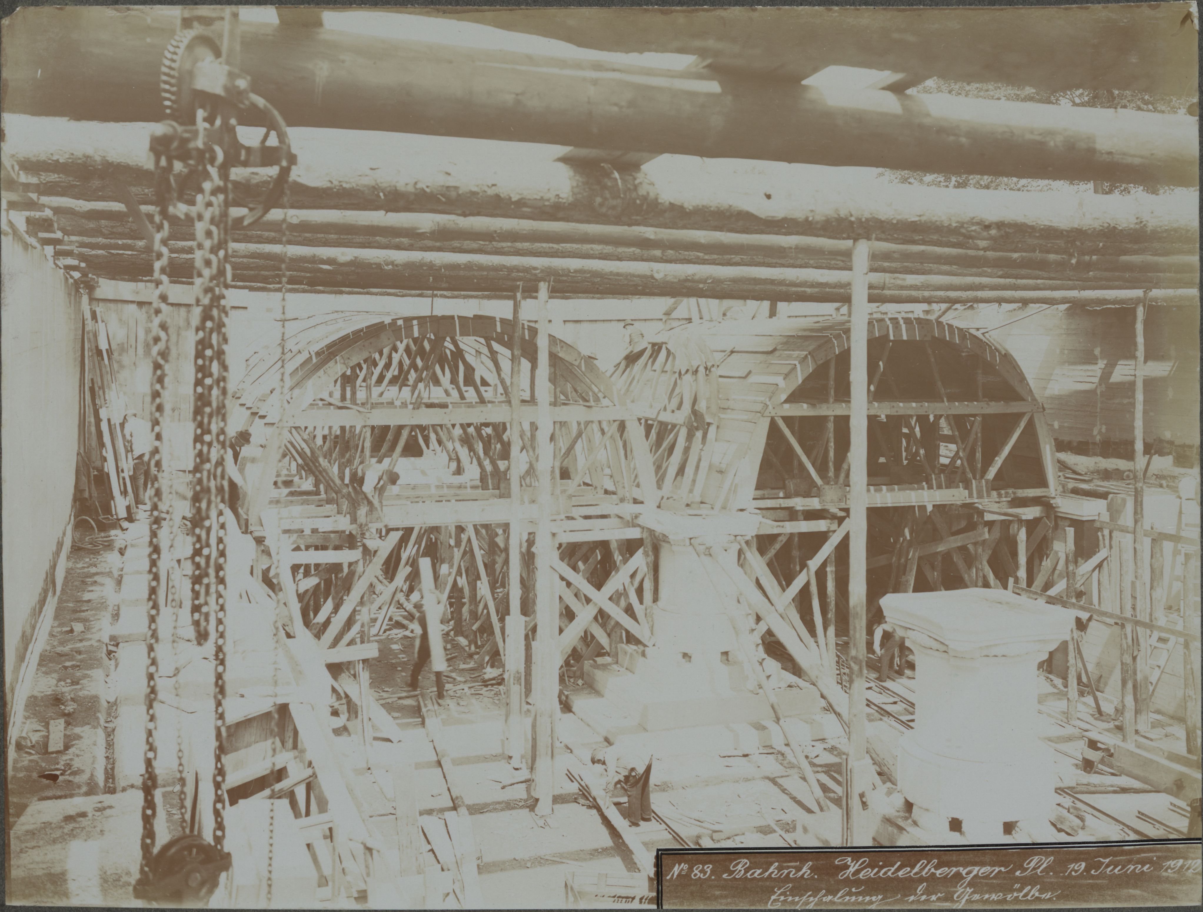 Unknown artist, Bau der Wilmersdorf-Dahlemer U-Bahnstrecke, Einschalung der Gewölbe im U-Bahnhof Heidelberger Platz