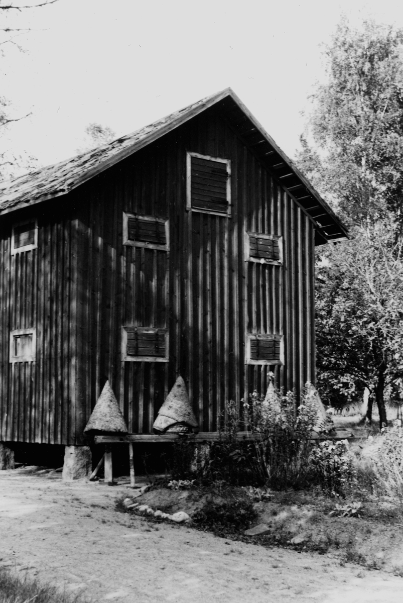 Eric von Rosen, Node and hives of spruce bark. The bridge, Undenäs.
