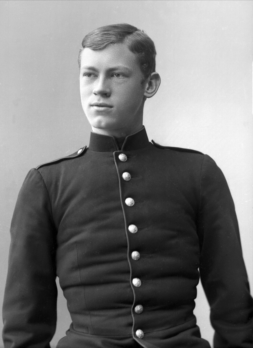 Gustav Borgen, Portrett, mann i kadettuniform.