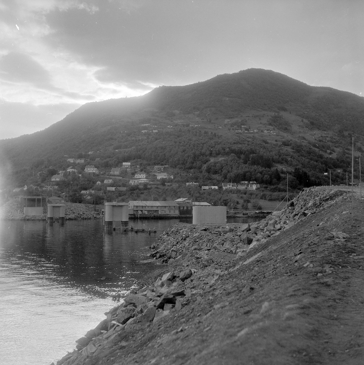 Adolf Skjegstad, Sogndal sett fra Barsnes. Bildet er trolig fra 1957 da broen over Loftesnessundet ble bygget, åpnet i 1958.