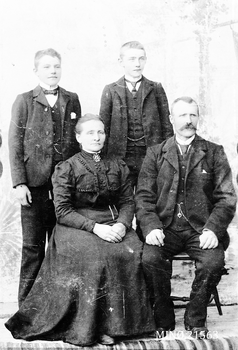 Henrik Augustinsson Stinessen, Familiebilde