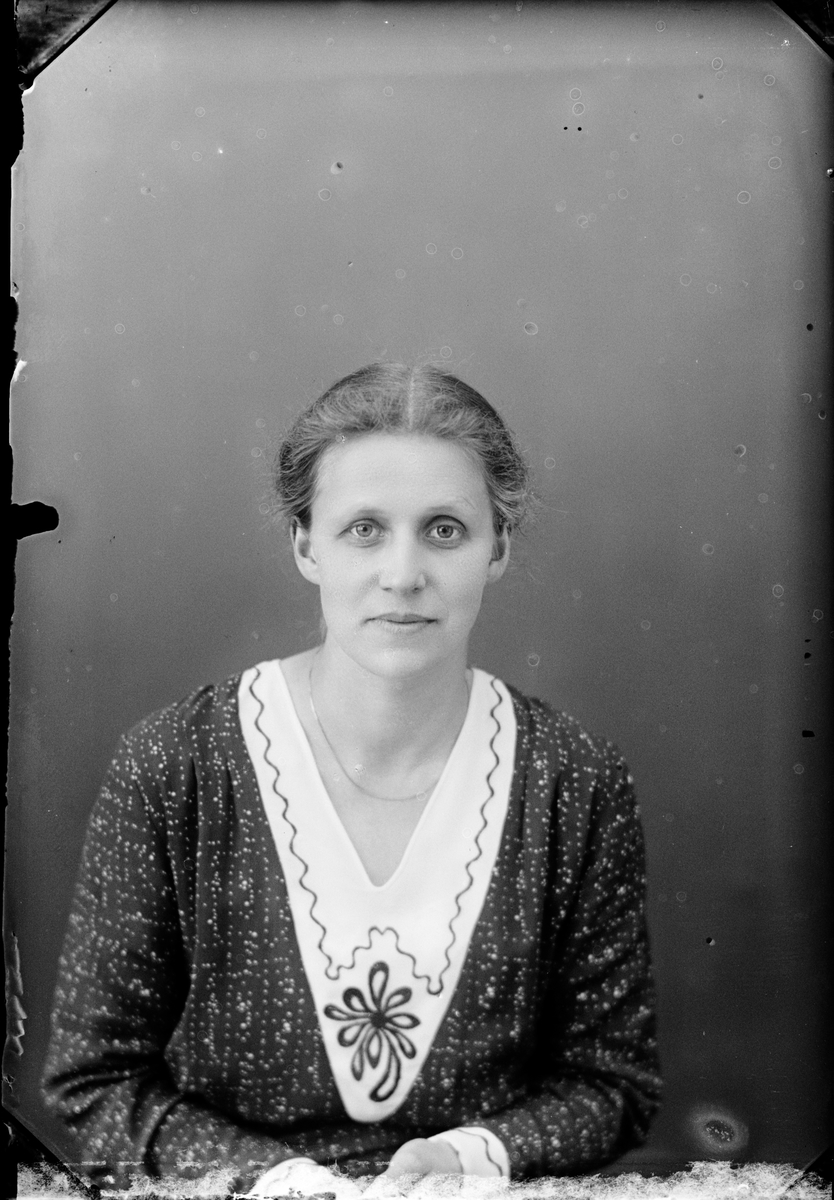 Skötsner-Edhlund, Ateljé Portrait - Woman, Östhammar, Uppland