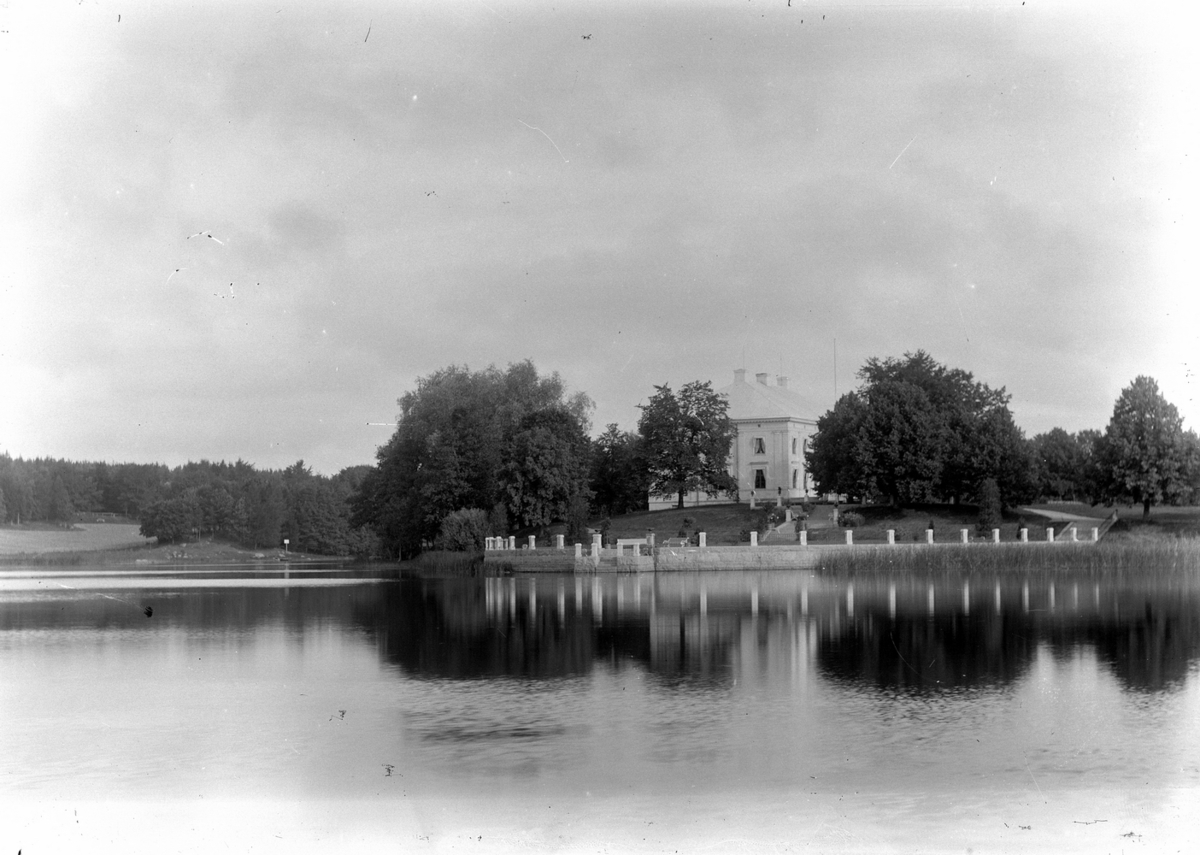 Gustaf Ferdinand Hallberg, Lake view, residential buildings.