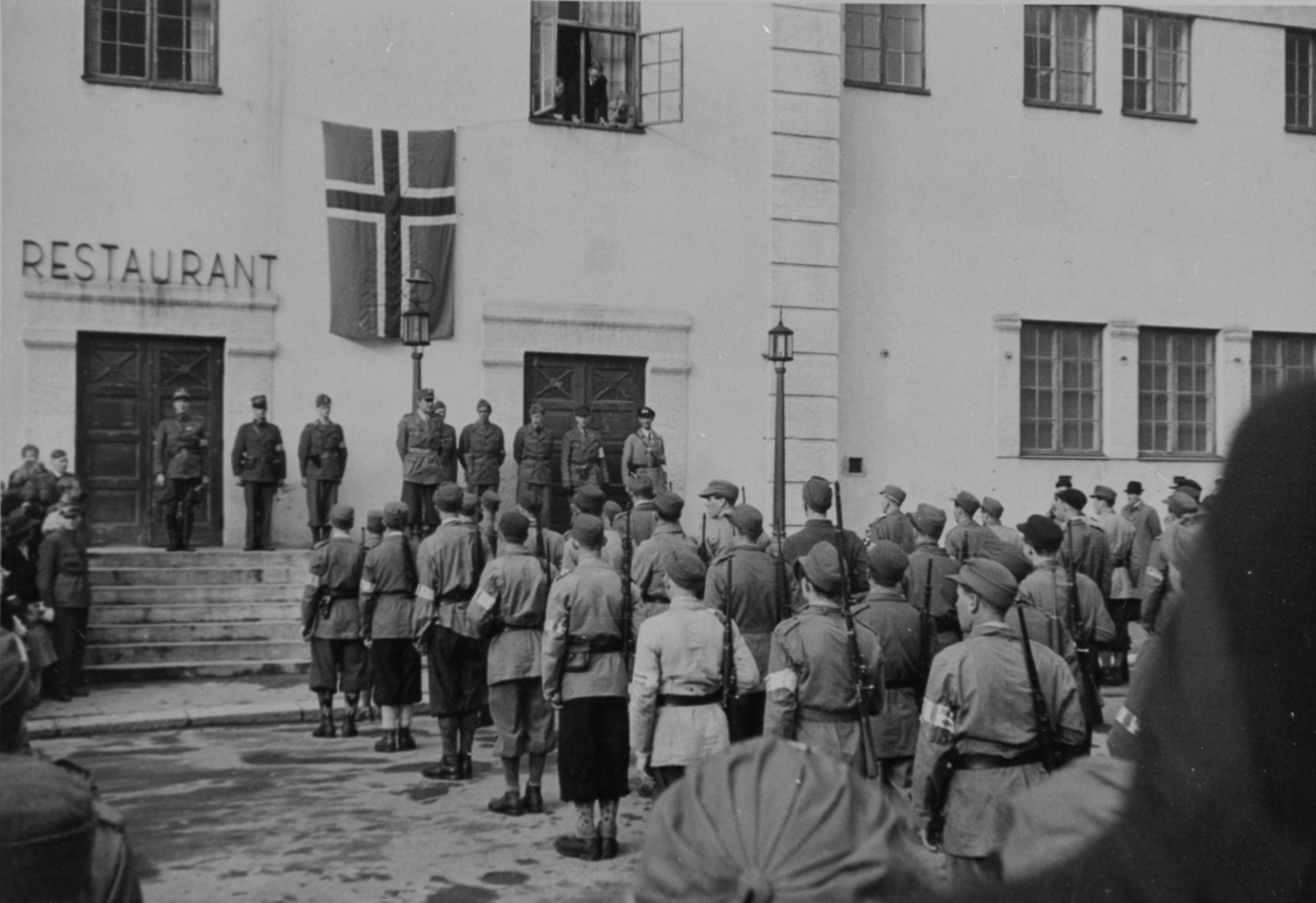 Oddvar Dobloug, Milorg-soldater oppstilt foran stor bygning (Se også MINØ.037925)