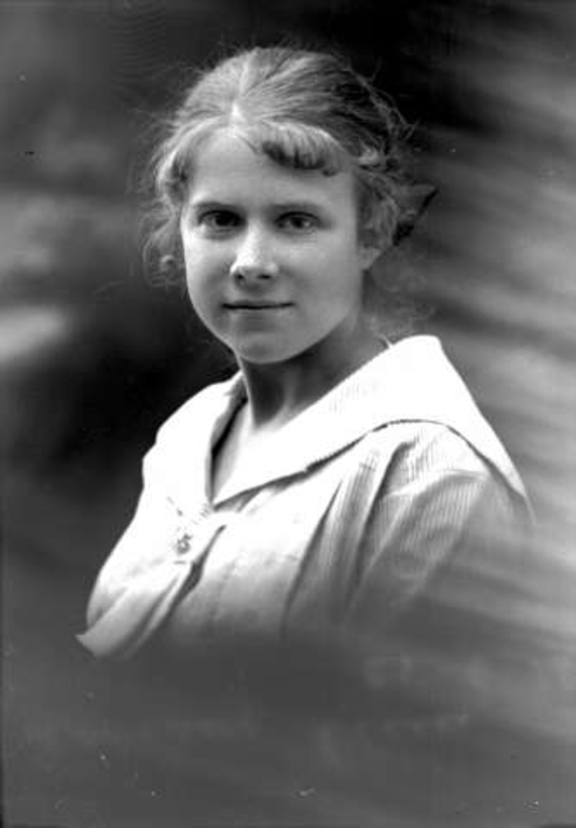 Gustav Borgen, Portrett, ung kvinne lys drakt. Aaslaug Olsen.