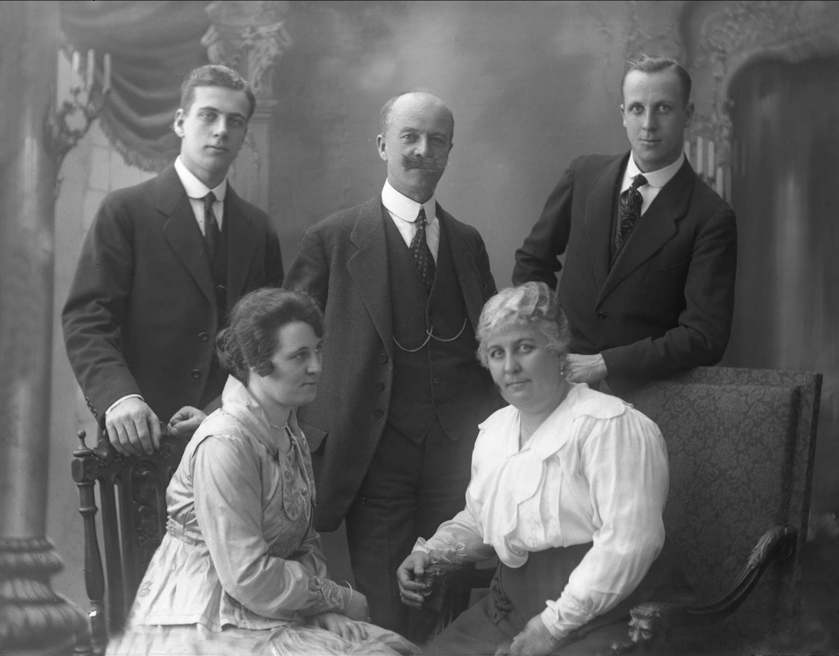 Gustav Borgen, Gruppeportrett, familien Dammann. Kirsten, Gunhild Marie, Aage, Axel og Rolf.