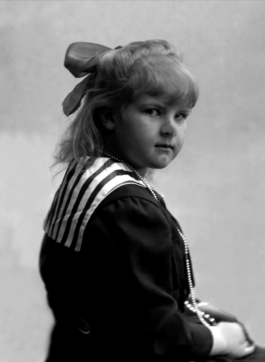 Gustav Borgen, Portrett, jente i matrosdrakt. Elisa Nordbeck. (Ella Kjær, Ullensaker?)