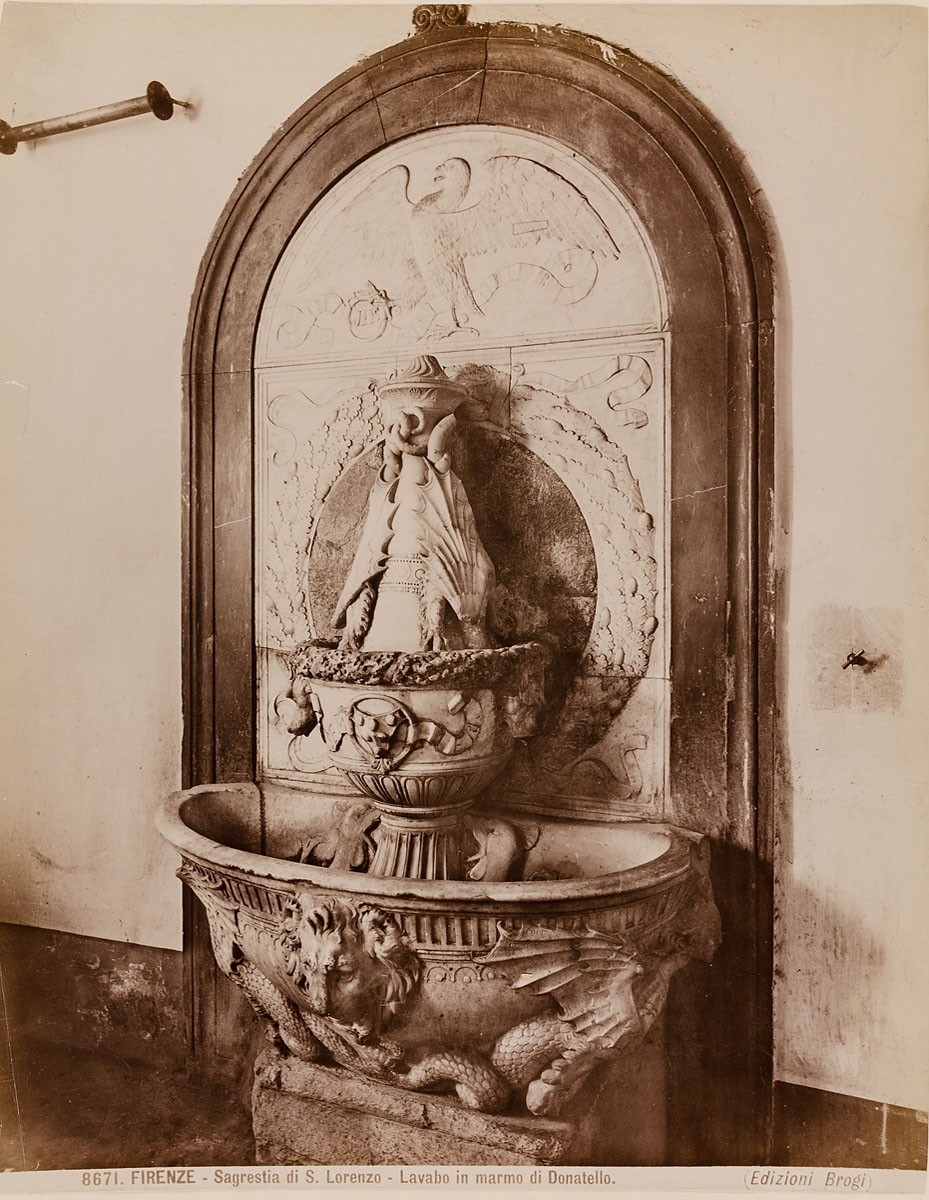 Giacomo Brogi, Firenze - Sagrestia di S. Lorenzo. Lavabo in marmo di Donatello