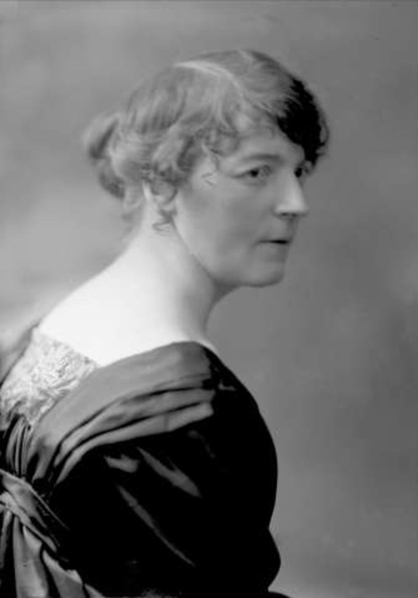 Gustav Borgen, Portrett, kvinne i mørk drakt. Frøken Signe Johnsen.