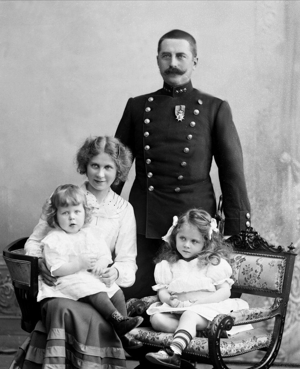 Gustav Borgen, Gruppeportrett, kaptein Aavatsmark, hustru og to barn. Anders og Fanny.