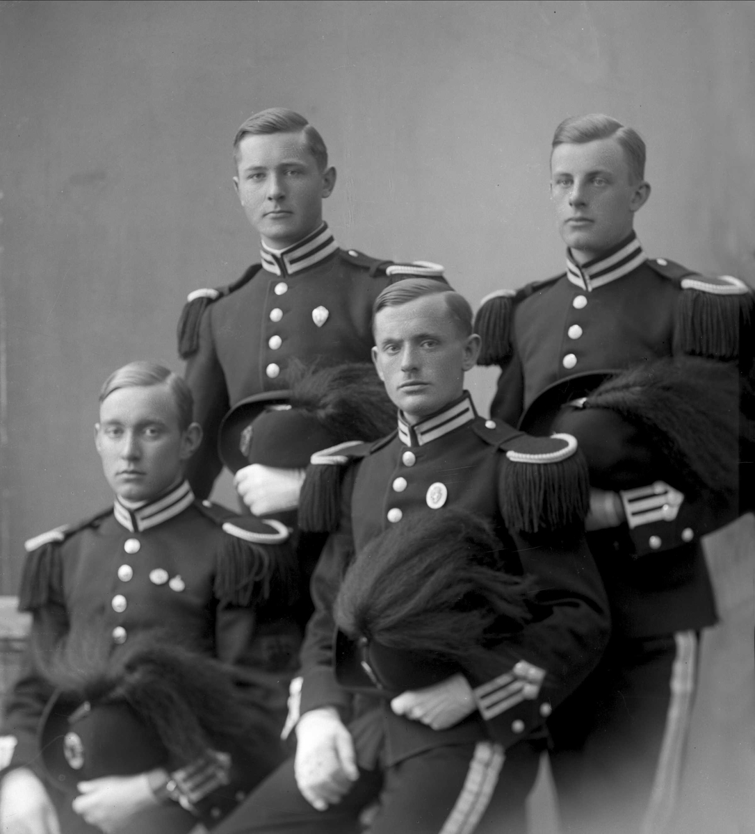 Gustav Borgen, Gruppeportrett, fire gardister i paradeuniform.