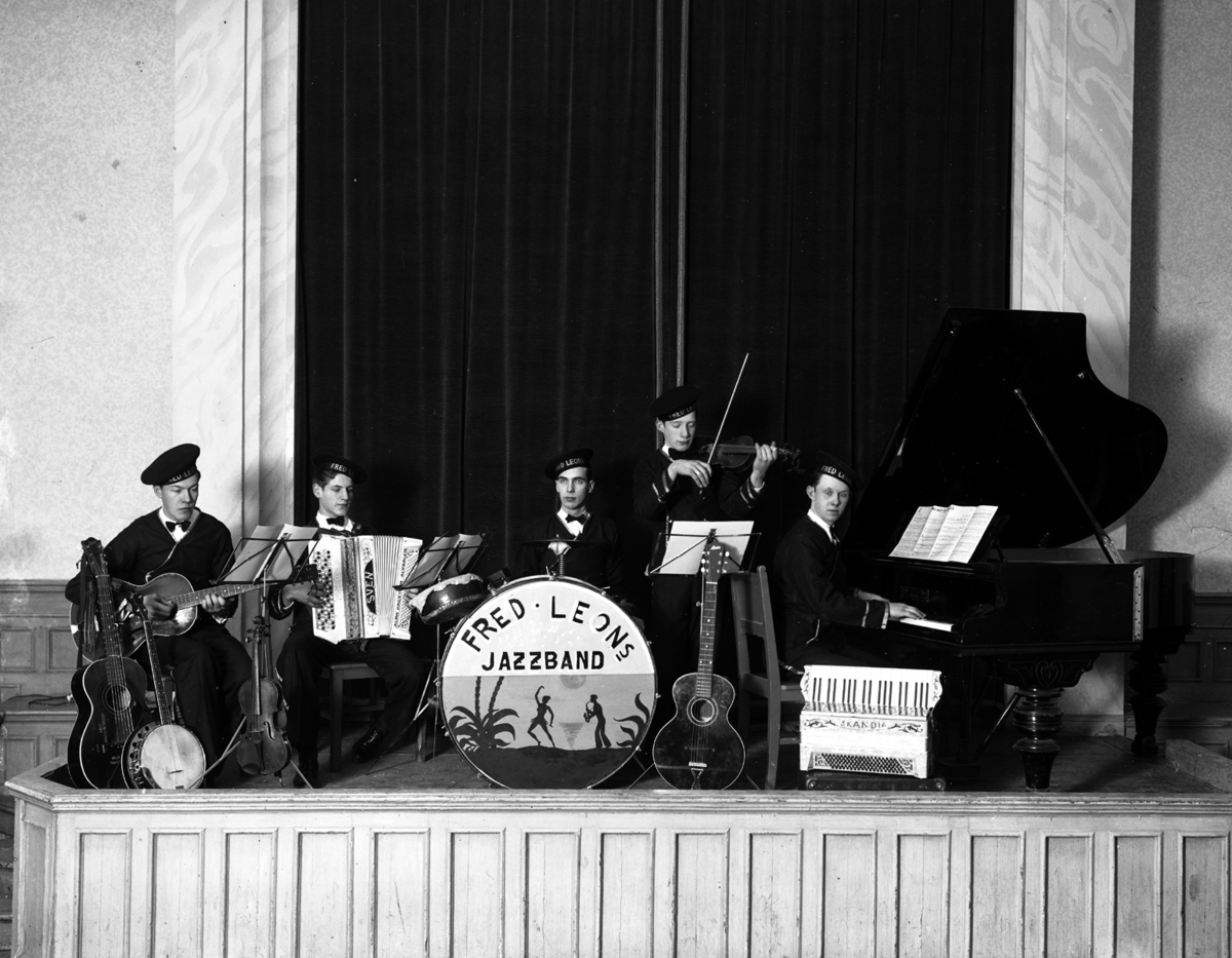 Samuel Lindskog, Fred Leon:s jazzband, fem personer. Tvåa från vänster är sannolikt Sven Johansson, dragspel. (Se även bild OLM-1934.7-1)