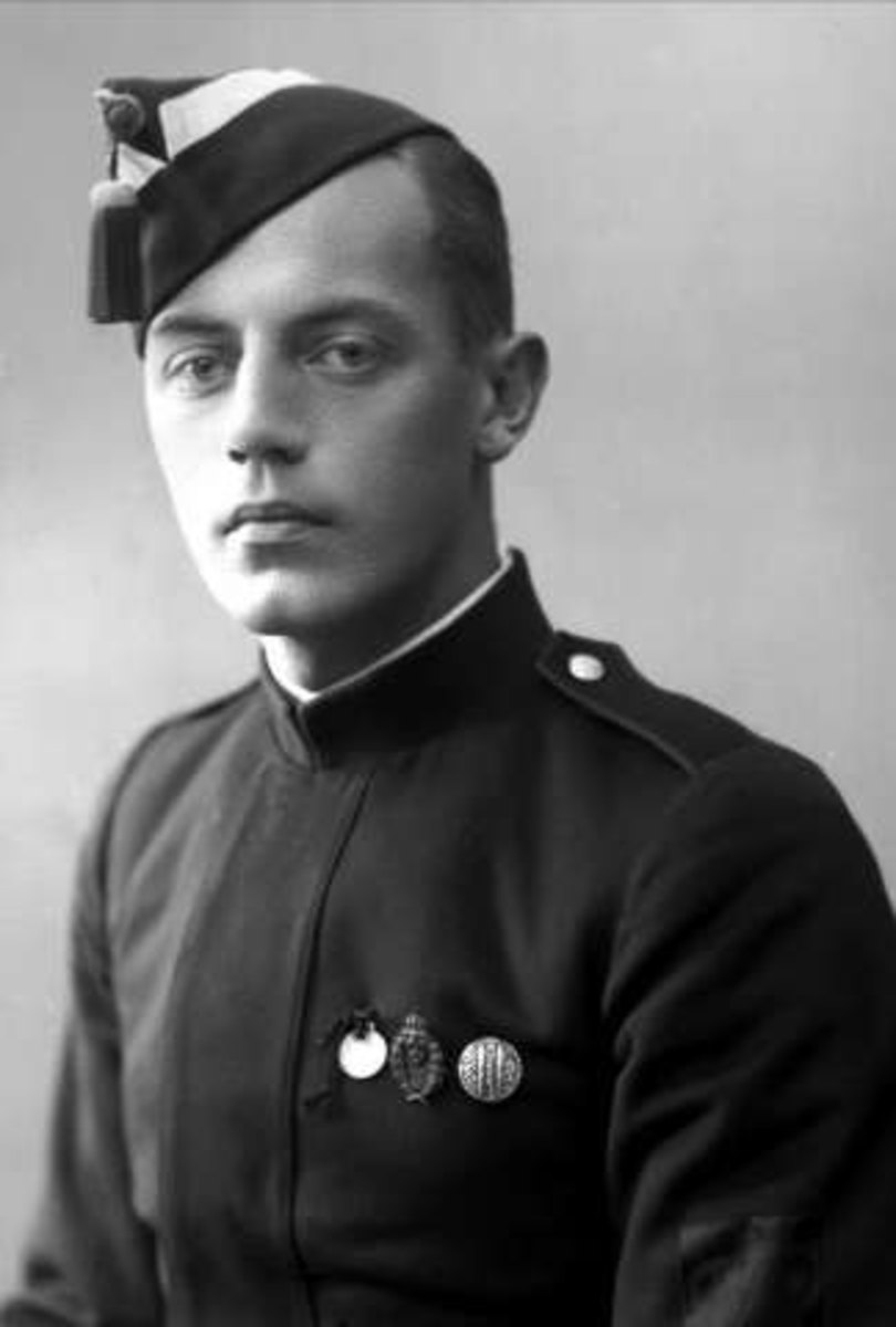Gustav Borgen, Portrett, mann i gardistuniform. Engelhardt Olsen.