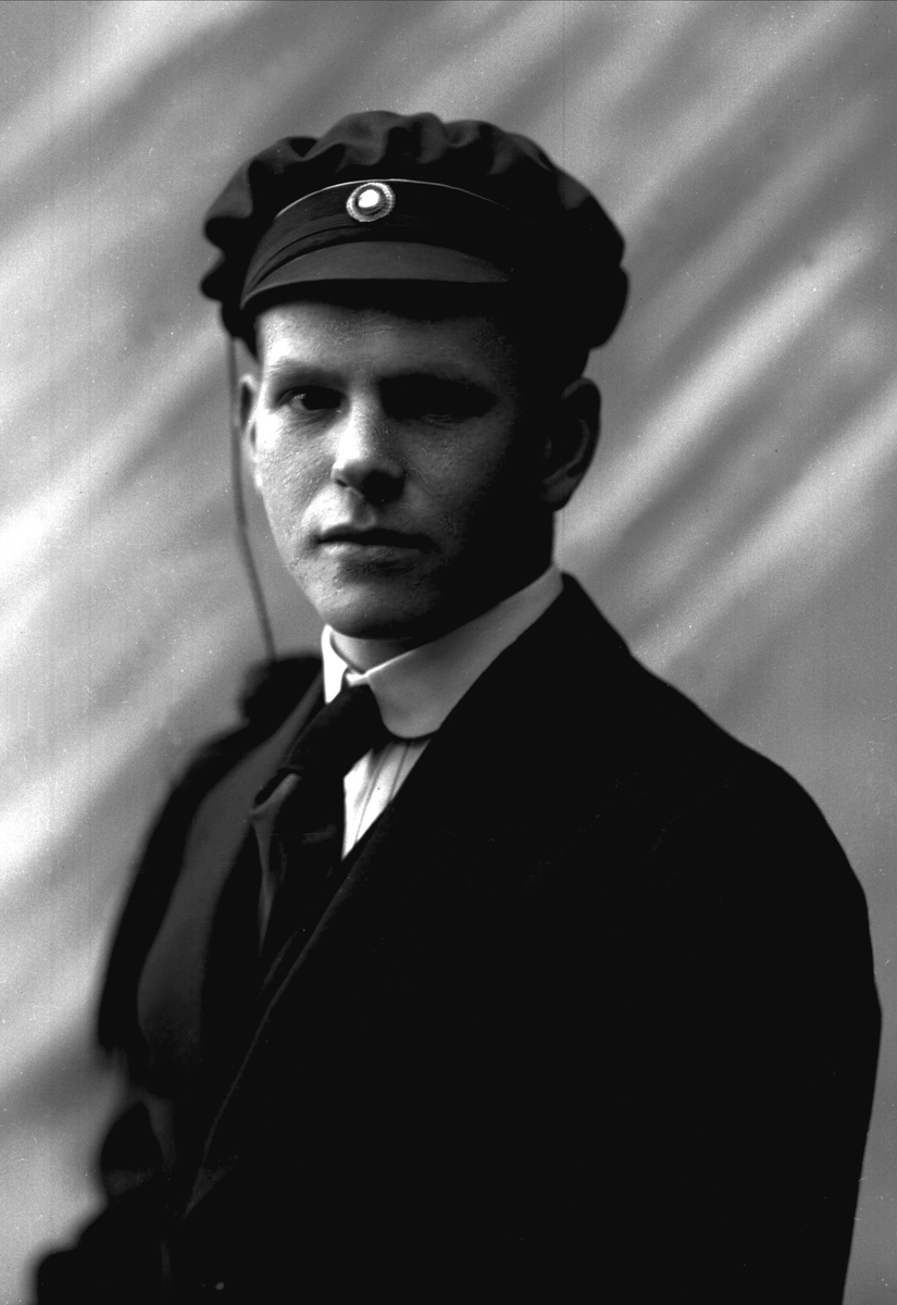 Gustav Borgen, Portrett, mann med studentlue. Øistein Vendelboe.