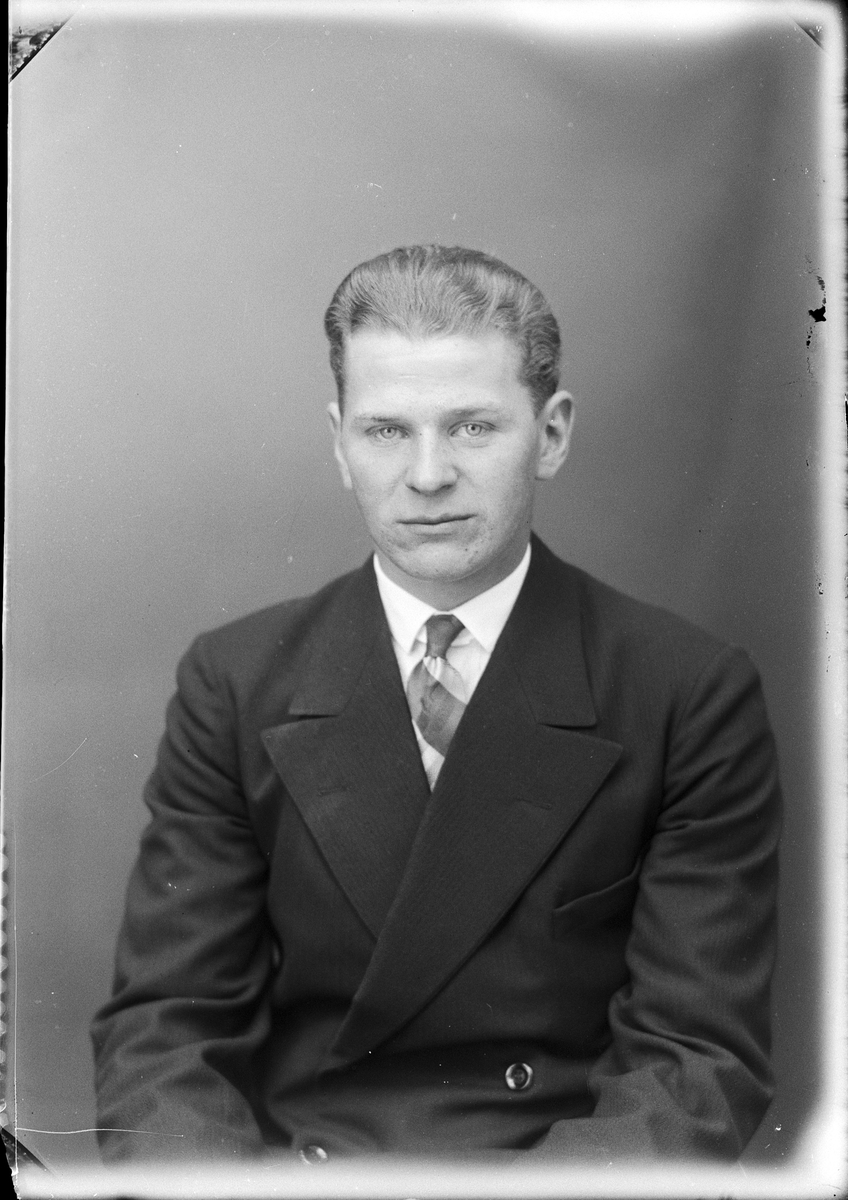 Skötsner-Edhlund, Ateljé Portrait - Man, Östhammar, Uppland