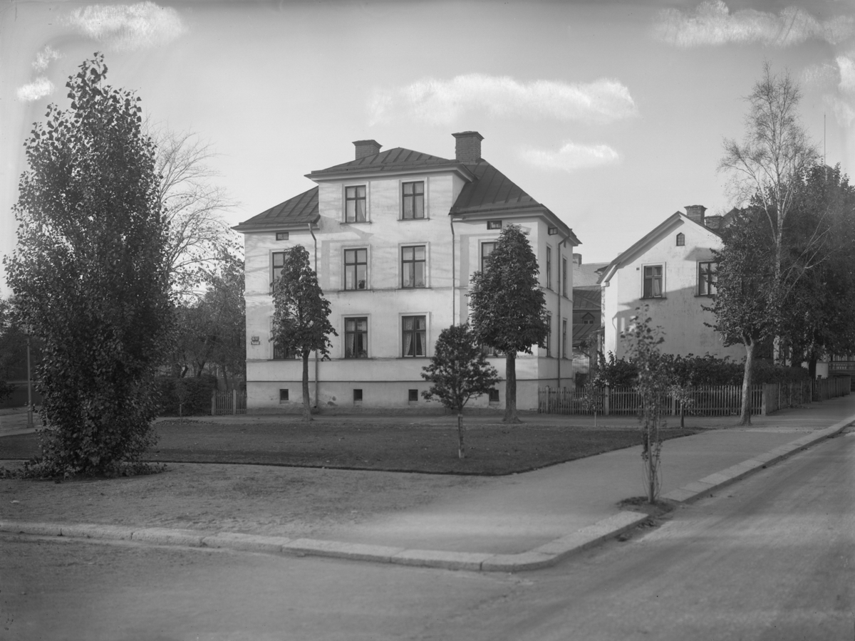 Samuel Lindskog, Two and a half storey residential buildings with front stove, the old age home of the Lutheran Mission Federation.