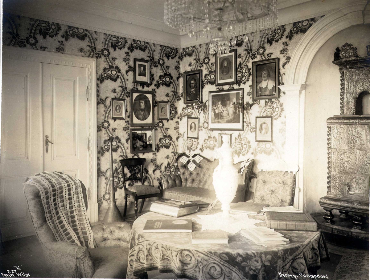 Anders Beer Wilse, Stuens interiør, Damsgård hovedgård, Bergen, Hordaland. Fotografert 1912.