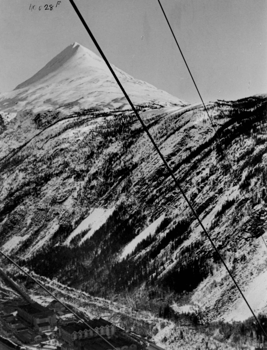 Anders Beer Wilse, Taubanenen i Rjukan med Gaustatoppen i bakgrunnen.