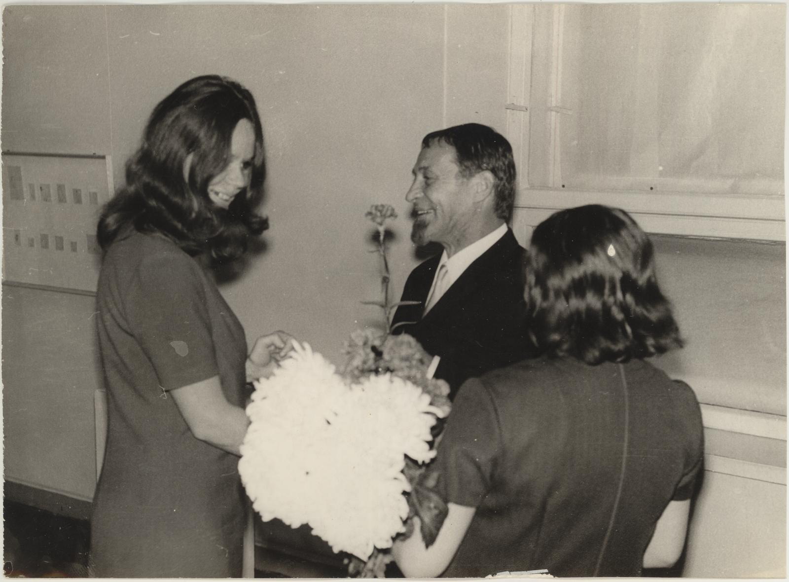 Mari (kujutatu) Pill, Opening of exhibition of works by German DV sculptor Wolfgang Eckardt on 02.10.1970. I floor. The scientific worker Mari Pill congratulates the sculptor Wolfgang Eckardt, next to him Ms. Eckardt.