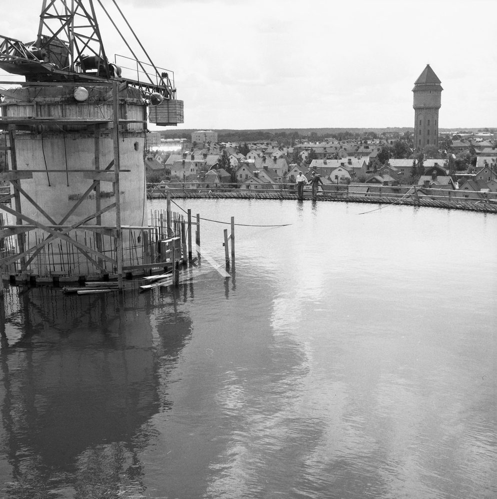 Örebro Kuriren, Reportage från Nya vattentornet. 18 juli 1956