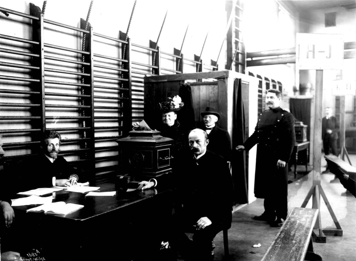 Anders Beer Wilse, Stortingsvalg, muligens Drammen, Buskerud, 1909. Ved dette valget kunne kvinner fra borgerskapet og middelklassen avgi stemme for første gang.