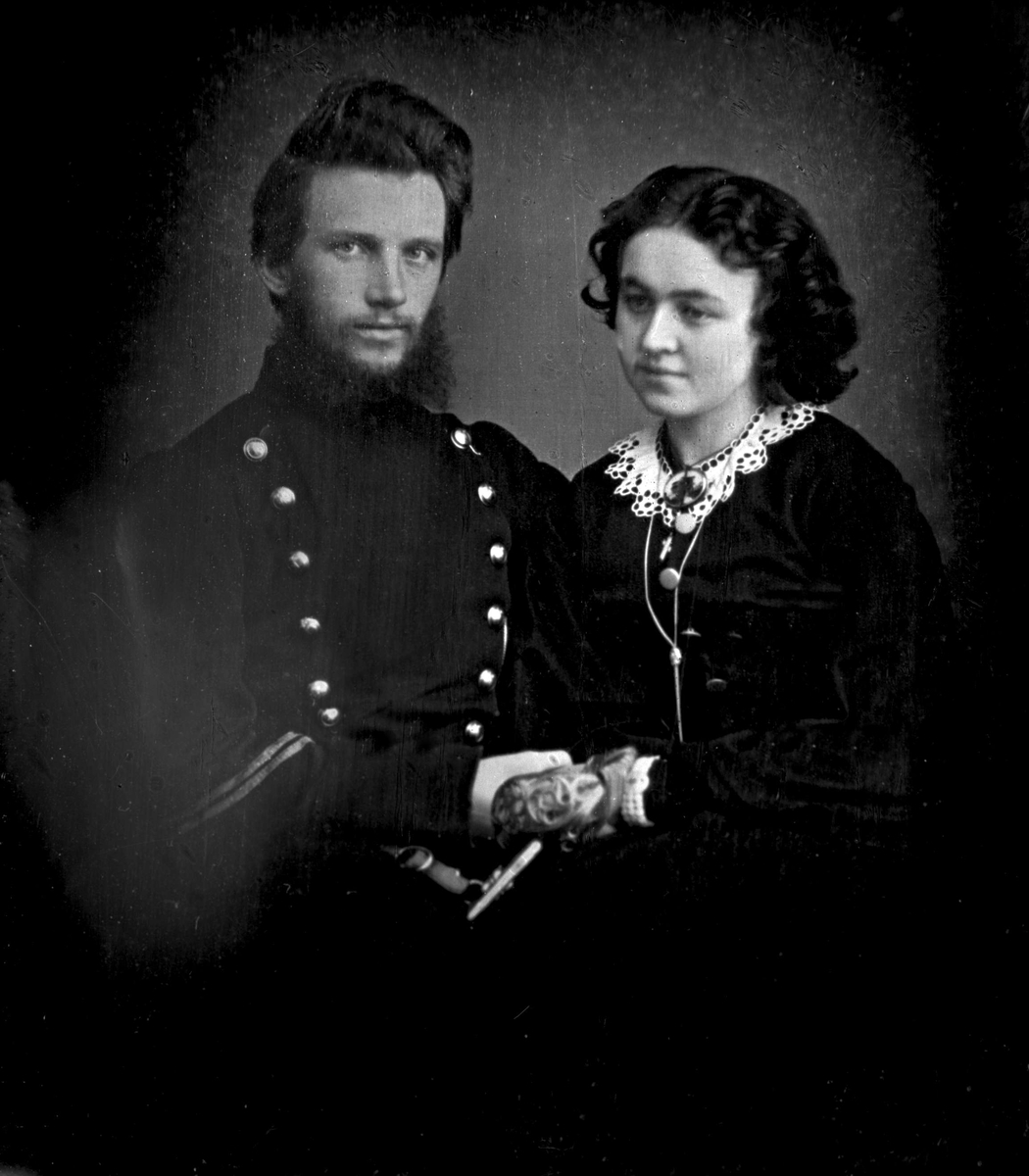 Gustav Borgen, Avfotografering. Portrett, ungt ektepar, han i uniform.