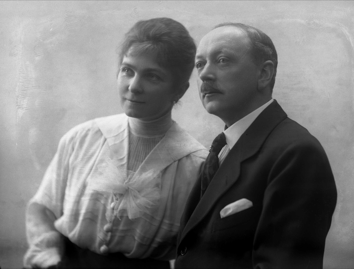 Gustav Borgen, Portretter, ektepar. Herr og fru Egilsrud. Antakelig lege Kristian Egilsrud (tidl Igelsrud) og konen Helen Storjohann Egilsrud. De bodde på denne tiden i USA, men fotograferingen kan ha vært fra et besøk i Norge.